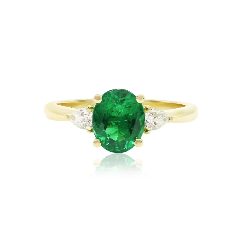 Subtle filigree rings-18K YELLOW GOLD HENNE-FIT OVAL EMERALD AND DIAMOND THREE-STONE RING