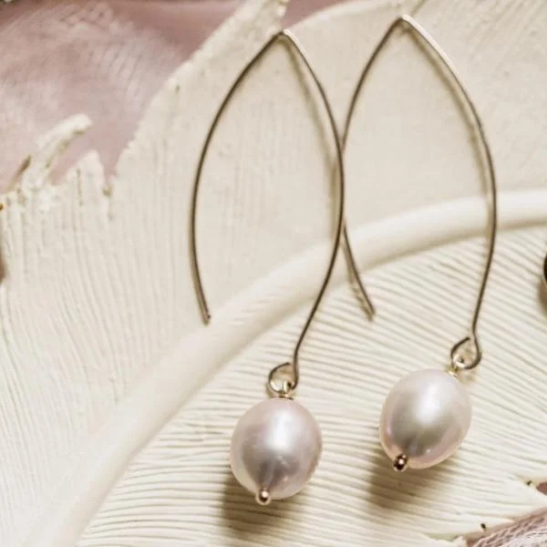 Strand cord earrings-Pearl Thread Through Earring