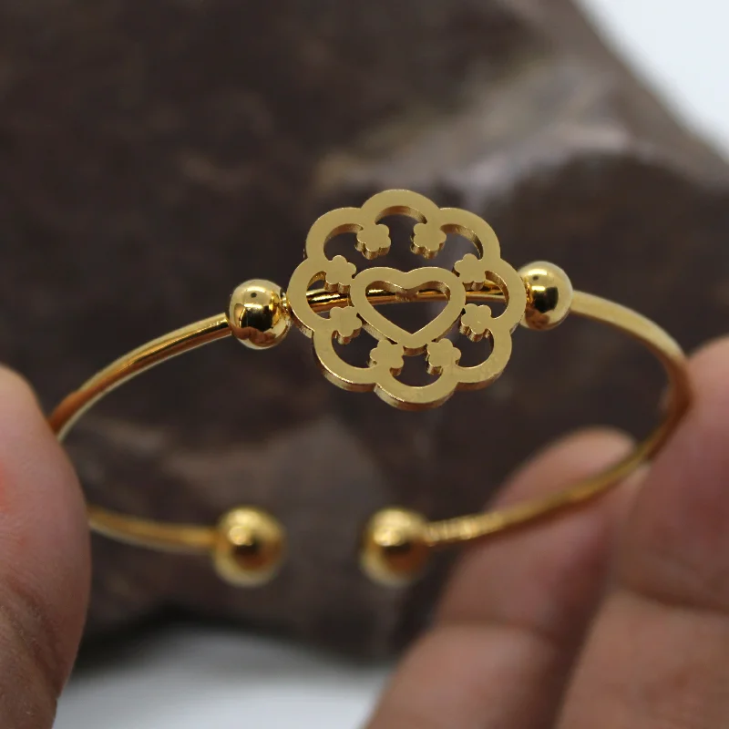 Bold cuff bangles-Heart Flower Gold Bracelet For Women