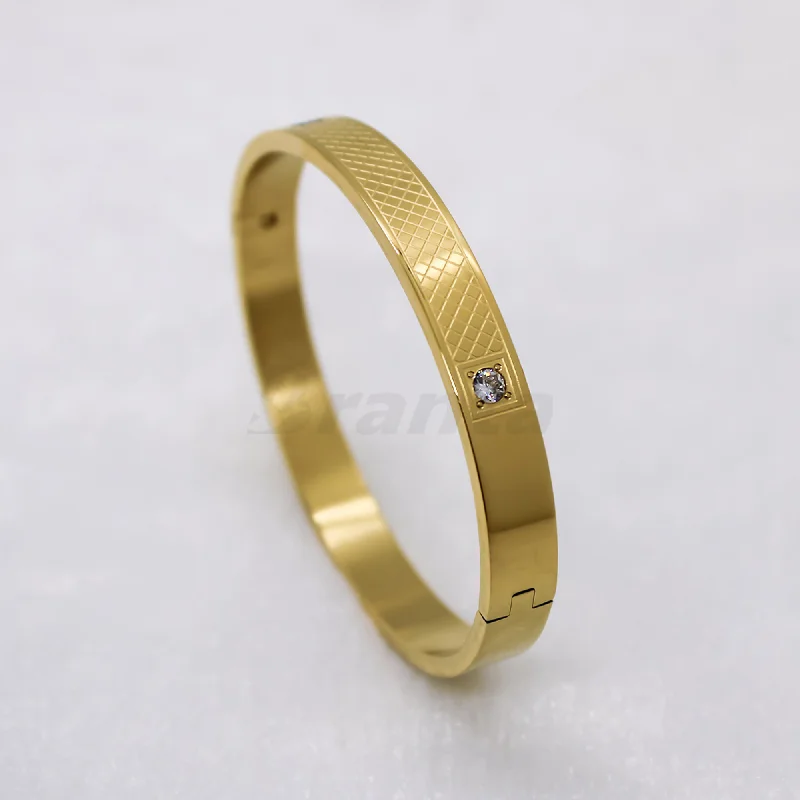 Etched letter bangles-Cross Lined Gold Bracelet For Men